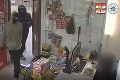 Úplné fiasko, mladíci s pištoľou prepadli obchodík v Brne: Neuveríte, ako sa zachovala predavačka