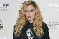 Oslávenkyňa Madonna dráždi v obscénnych pózach: V priesvitnej podprsenke aj na štyroch!