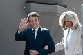 Macron už svoj hlas odovzdal: Aha, koho si so sebou priviedol! Fíha, ale im to spolu pristane