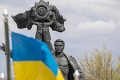 V Kyjeve odstránili sochu priateľstva s Ruskom: Je to len začiatok, zdemolujú desiatky pamätníkov