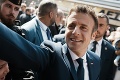 Macron sa predieral cez hustý dav ľudí na trhovisku: Len tesne vyhol zásahu paradajkami!