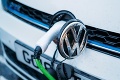 Volkswagen padá dole, rastú však elektromobily