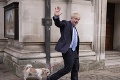 Voľby v Anglicku sú v plnom prúde: Premiér Johnson sa drží tradície, prišiel s chlpatým parťákom!