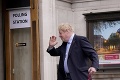Voľby v Anglicku sú v plnom prúde: Premiér Johnson sa drží tradície, prišiel s chlpatým parťákom!