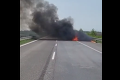 Vodiči, majte sa na pozore! Na diaľnici D2 v smere z Rajky do Bratislavy horí auto