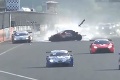 Akoby zázrakom sa mu nič nestalo: Hrozivá zrážka na pretekoch Super GT