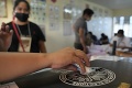 Na Filipínach volia nového prezidenta, favoritom je syn diktátora Marcosa: Pred čím varuje ľudí?