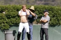 Harryho potrápilo kalifornské slnko: James, natri mi chrbát! Princov výraz hovorí za všetko