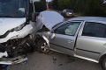 Desivá zrážka auta s mikrobusom v Seredi: Nehoda si vyžiadala ťažké zranenia