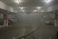 Dráma v Trebišove: Požiar auta v podzemnej garáži hypermarketu! Hustý dym a evakuácia