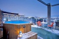 Hokejisti majú na streche hotela vírivku a nechýba ani krytý bazén: V tomto luxuse bývajú Slováci!