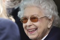 Kráľovná Alžbeta opäť na verejnosti: V sprievode svojho syna a s paličkou