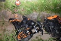 Vážna nehoda neďaleko Medzeva: Motocyklista sa po náraze do betónového rigolu ťažko zranil