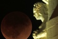 Privstali ste si ráno? Veľká fotogaléria zatmenia Mesiaca z celého sveta: Čitateľ to odfotil najkrajšie!