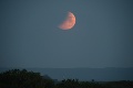 Privstali ste si ráno? Veľká fotogaléria zatmenia Mesiaca z celého sveta: Čitateľ to odfotil najkrajšie!
