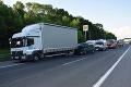 Nešťastie na diaľnici pri Červeníku: Havaroval mikrobus s brigádnikmi