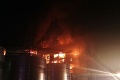 Nočný požiar vo výrobnej hale v Malackách: Obyvatelia cítili tlakovú vlnu! Unikli chemické látky?