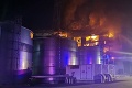 Nočný požiar vo výrobnej hale v Malackách: Obyvatelia cítili tlakovú vlnu! Unikli chemické látky?