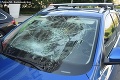 Čelné sklo sa takmer rozbilo: V Bratislave zrazilo auto na priechode pre chodcov 14-ročného chlapca