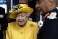Nečakané prekvapenie v podaní kráľovnej Alžbety: Odvážnym outfitom oslnila celú ulicu!