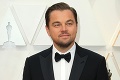 DiCaprio svoju frajerku neskrýva: Vášnivé bozky na pláži! Na sucho neostal ani chlpáč