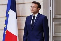 Macron telefonoval Zelenskému: Prisľúbil mu dodávku ďalších zbraní
