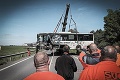Desivá kolízia kamióna s autobusom pri Sládkovičove: Prišlo vodičovi krátko pred zrážkou zle?!