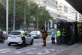 Desivé zábery z Bratislavy: Na zastávke MHD začal horieť autobus! Premávku už obnovujú