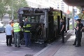 Desivé zábery z Bratislavy: Na zastávke MHD začal horieť autobus! Premávku už obnovujú
