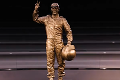 Obrovská pocta zosnulej legende F1: Tím McLaren odhalil sochu z bronzu