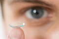 Fantastické! V Číne vyvinuli špeciálne kontaktné šošovky: Dokázali by pomôcť mnohým