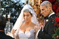 Kourtney Kardashian sa vydala: Vzadu krásny dlhý závoj a vpredu... Fúha, pánom bude horúco!