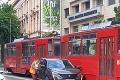 Nehoda v Bratislave: Na Vajanského nábreží sa zrazilo auto s električkou