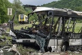 Nešťastie v Nemecku: Autobus sa po zrážke s vlakom vznietil, hlásia ťažko ranených