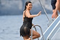 Svadba Kardashianky sa zvrtla na bláznivú dovolenku: Nevesta po obrade stratila zábrany