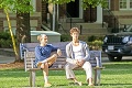 Spevácka hviezda Shawn Mendes sa cíti vonku na lavičke ako doma: Slnko, relax a bosé nohy!