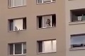 Hrozivé video z Handlovej rieši mestská polícia i sociálka: Prehovorila mama detí, ktoré behali po parapete na 7. poschodí!
