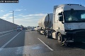 Hrozivá nehoda na diaľnici! Zrážka kamióna a dvoch áut skončila tragicky