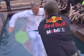 Nečakaná dohra Veľkej ceny Monaka: Šéf Red Bullu hodil reportéra do bazéna!