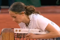 Aktivistka sa počas zápasu pripútala o tenisovú sieť: Prerušila semifinále French Open