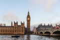 Polícia evakuovala námestie v centre Londýna: Neznámy balíček na oslavách jubilea britskej panovníčky