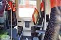 Prvé snímky z miesta hrôzy: Totálna spúšť v osobnom vlaku! Vytrhnuté sedadlá, črepiny aj krv na podlahe