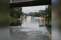 Hlavné mesto po silnom nočnom daždi: Frekventovaný podjazd bol zaplavený