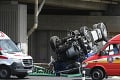 Obrovské nešťastie za Trnavou: Kamión spolu s autom sa zrútili z nadjazdu! Hlásia mŕtvych