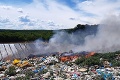 Hasiči sú v plnej pohotovosti: V obci pri Topoľčanoch horí skládka odpadu