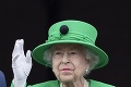 Všimli ste si ozdobu na kráľovninom klobúku? Budete mať zimomriavky, keď zistíte, čo znamená!