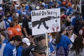 Američania sa búria: Po tragédii v Texase žiadajú sprísnenie držania strelných zbraní, začínajú demonštrácie