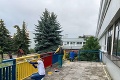 Zamestnanci Amazonu v Bratislave vyšli z kancelárií natierať ploty na školách