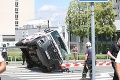 Auto sa zrazilo so sanitkou, tá sa prevrátila: Desivá nehoda v Bratislave si vyžiadala život