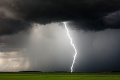 Búrky potrápia väčšinu Slovenska, meteorológovia zvyšujú výstrahy: V týchto okresoch sa majte na pozore